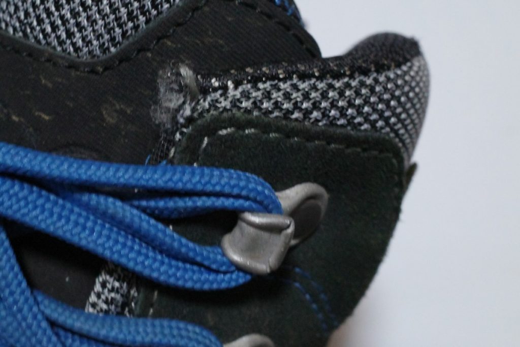 登山靴の靴紐を新しく替えたよ山が好きなので