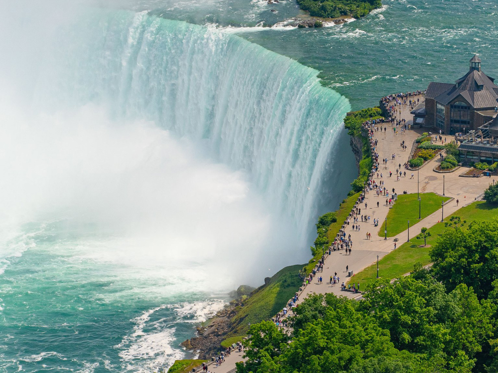 カナダ 極寒カナダ・冬のナイアガラの滝で別世界体験たびこふれ