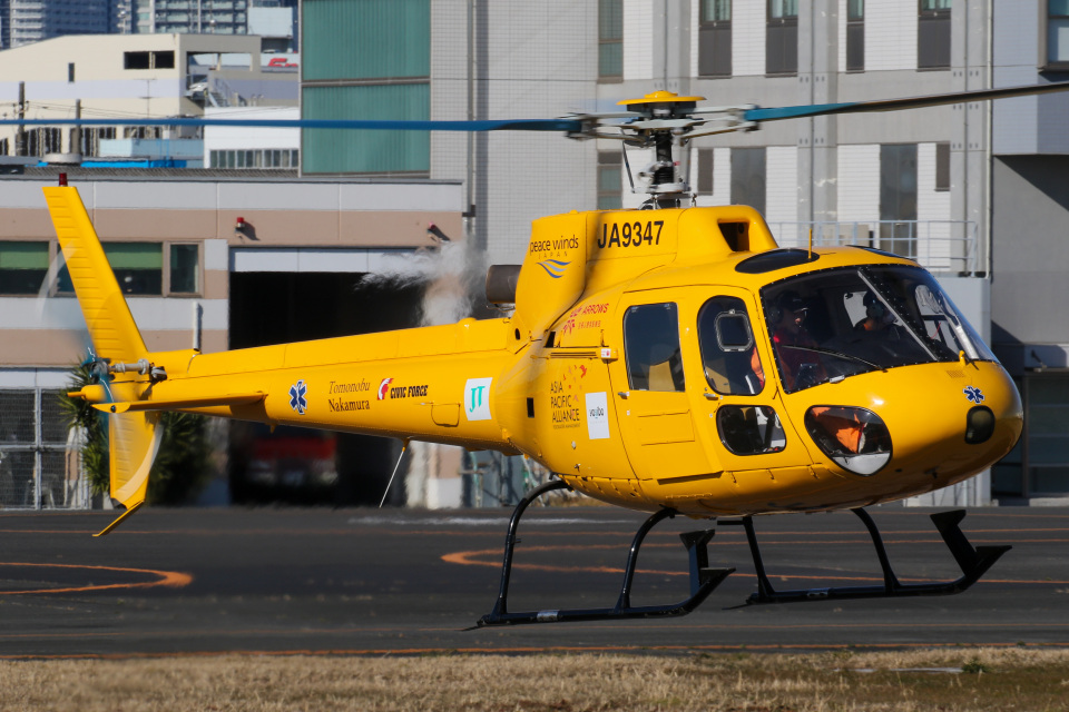 空を飛ぶ赤と黄色のヘリコプターの写真 – Unsplashのロンドンの無料画像