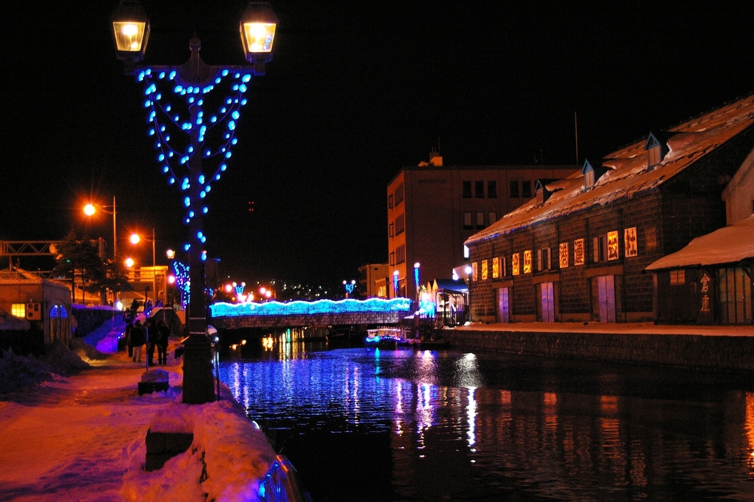 冬の小樽を彩るイルミネーション「青の運河」 - Hokkaido A4JP Travel Guide