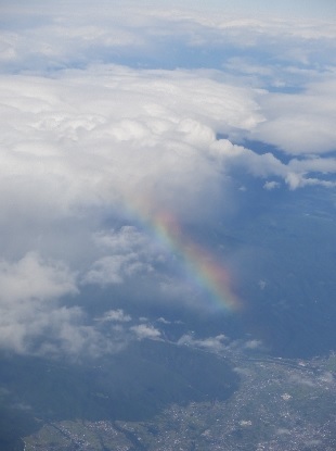 虹色に染まった飛行機、ローマ 写真1枚 国際ニュース：AFPBB News