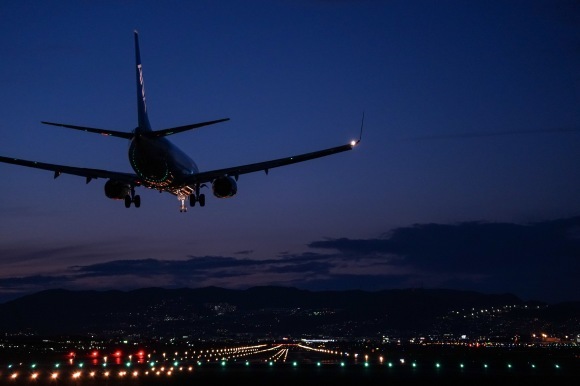 夜の滑走路へ向かう飛行機 - 豊中市、千里川土手の写真 - トリップアドバイザ