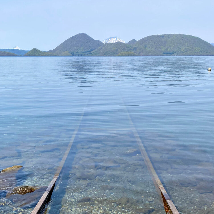 湖に消える線路！映画のシーンを彷彿とさせる湖底線路へ行ってみよう 北海道鹿追町クルマ情報サイトｰGAZOO.com
