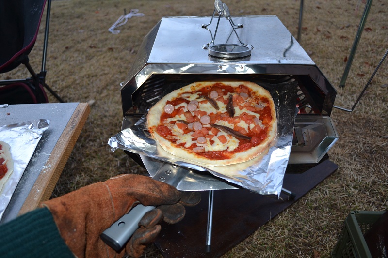 キャンプでピザが熱い！おすすめレシピとBBQグリルで使えるピザ窯 ひなたごはんキャンプ・アウトドア情報メディアhinata