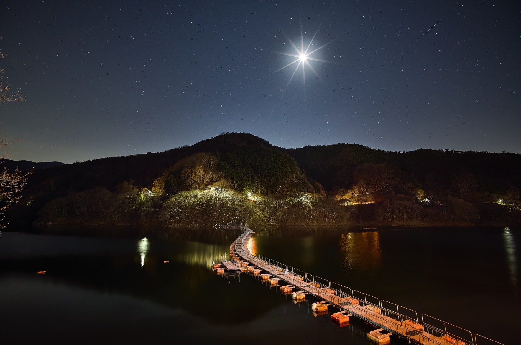 東京都 奥多摩湖のドラム缶橋 麦山浮橋新緑132258709 の写真素材 - アフロ