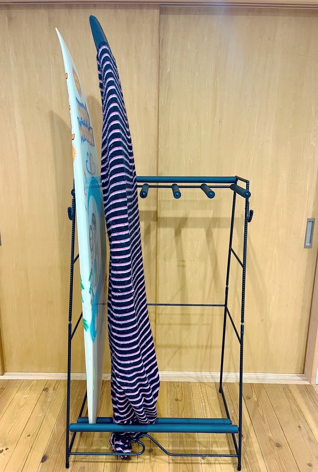 サーフボードラック サーフボードスタンド サーフボードラックをイレクターパイプで簡単おしゃれにDIY！サーフィン