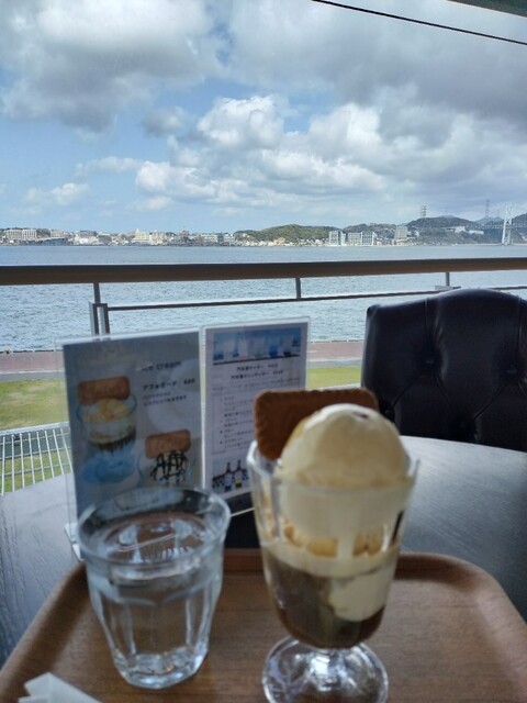 🌊関門海峡を一望できる“絶景のカフェ“☕✨, ココはぜんぶが特等席！, まるで船に乗っている気分にもなれるカフェ。,グルメにスイーツも盛りだくさん。, 門司港レトロを観光する際にぜひ！, ✨クルーズカフェキャナル, ■北九州市門司区西海岸1-3-3関門海峡ミュージアム4階, ■営業時間：9:00〜17:00 16:30OS , ■定休日：関門海峡ミュージアムに準ずる,北九州福岡