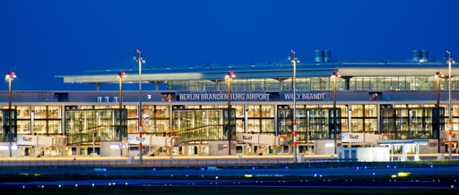 ベルリン、ドイツ - 03 24 2024：晴れた日のベルリンブランデンブルク空港ターミナル1で旅行者」の動画素材 ロイヤリティフリー 3467575281Shutterstock