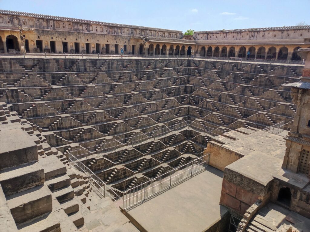 美しすぎるインドの階段井戸 アーバーネリーのチャンドバオリたびせん.com