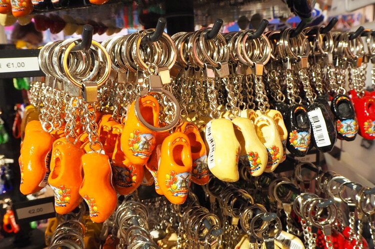 スキポール空港AmsterdamHTB出口のお土産屋さんは出国前という意味で空港名ですアムスの空港はめちゃくちゃ広いです 空港内通路の距離数合計だと世界で上の方じゃないのかな？アメリカ行ったことないので語れませんが。😅 シェンゲン内外分かれてますし 1時間