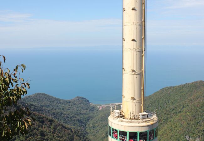 弥彦山パノラマタワーの写真素材FYI01722644ストックフォトの Qlean Market キュリンマーケット