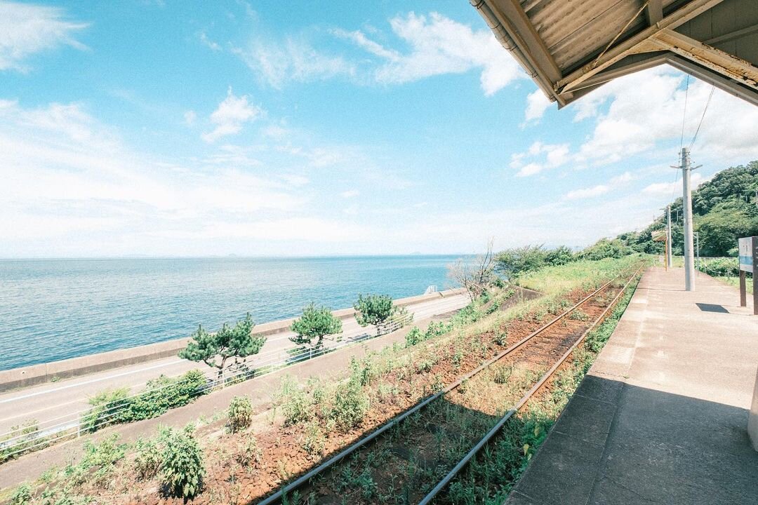 一度は降りてみたい海が見える絶景駅！予讃線「下灘駅」 - Tripa トリパ 旅のプロがお届けする旅行に役立つ情報