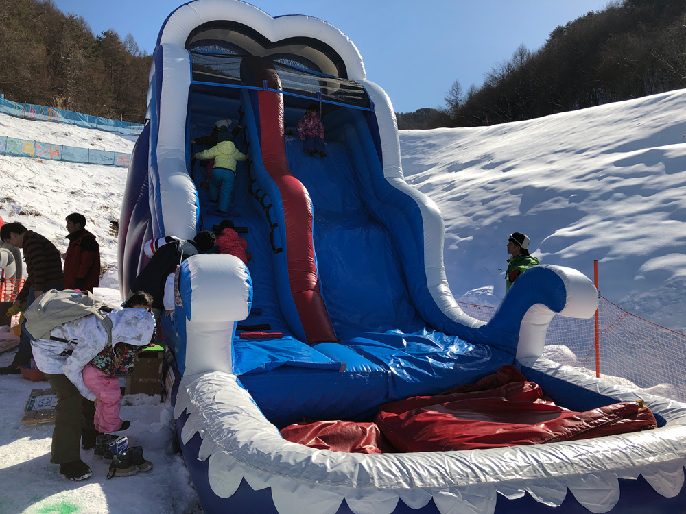 雲辺寺ロープウェイ 雲辺寺山頂公園真夏の雪遊び〜雲辺寺山頂公園〜 香川県観音寺市より全長2594m最高時速36kmで進む日本最大級の雲辺寺ロープウェイに乗って約7分 着いた先は標高920mに位置する雲辺寺山頂公園 11時頃と14時すぎにパラパラ☔️とあいにくのお天気で