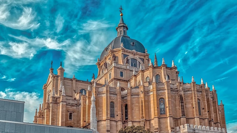 マドリードのアルムデナ大聖堂のテラスへの行き方：スケジュール、料金