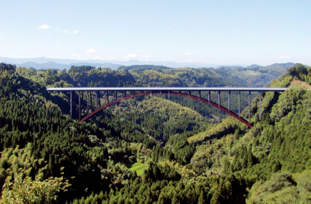 自殺か 神奈川県 宮ヶ瀬湖 虹の大橋で飛び降り自殺か「救助艇も見える」 : まとめダネ