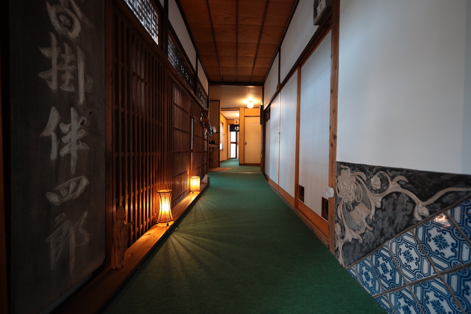 軒のある和モダンな家』 一見、旅館みたいな広々としたエントランス空間と玄関ホール、軒下はレッドシダーの美しい木目の表情が温かい印象を与えてくれる和モダンな外装です。中の造作階段を通して見える 