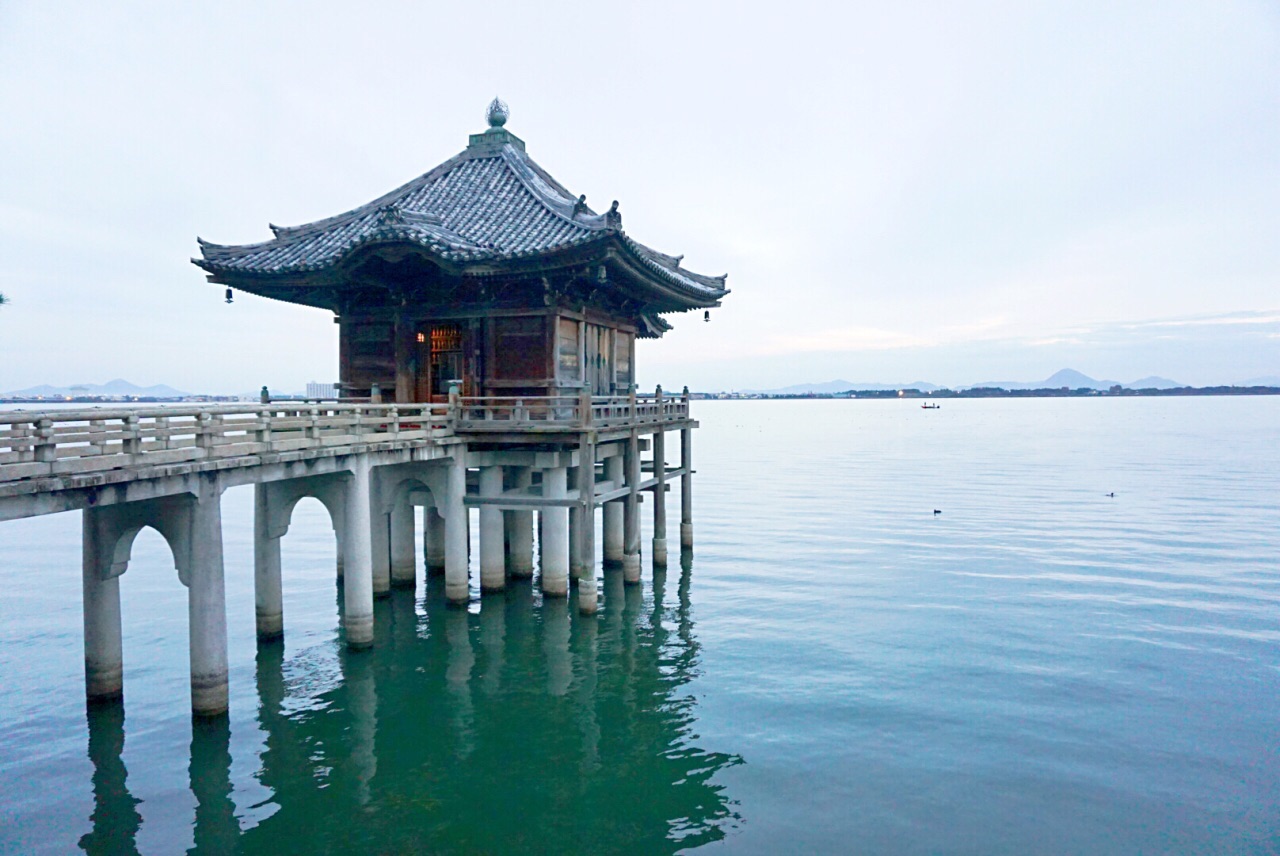 湖面に浮かぶお堂!?近江八景ゆかりの滋賀県「満月寺 浮御堂 」オリコンニュース ORICON NEWS