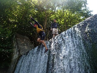飛び込める川って最高すぎ😍👏, 知る人ぞ知る、京都の穴場スポット✨, 他にも家族で楽しめる場所たくさん紹介中👇,@kyoto_mamalife, ・透明な水で大人も飛び込みたくなる, ・小さな子向けの浅瀬もあって安心, ・木陰たっぷりで涼しく快適,・トイレも近くにあって、設備も◎, ・駐車場も完備, 実際に行ってみたら、, 娘も小さな岩から飛び込んだりして,ちょっと成長感じて感動した🥺👏✨,
