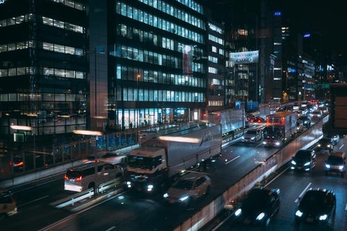 オフィス街のビル群と道路 10132109189 の写真・イラスト素材アマナイメージズ