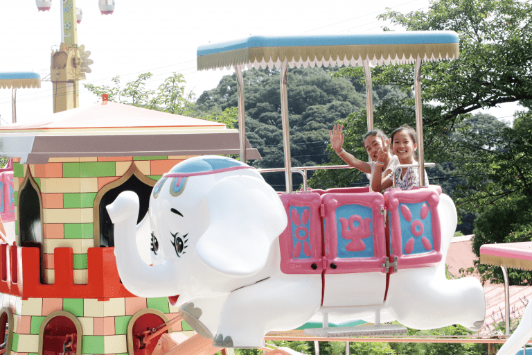 🎠 時を超えるレトロな遊園地 一枚の写真が、物語になる場所📸✨ レトロで映える遊園地スポット発見 ✨カラフルなメリーゴーランドや、昔懐かしいSLなど 写真を撮りたくなる場所がいっぱい！📸💛加工やフィルターで、自分だけの世界観に変えるのも楽しいかも