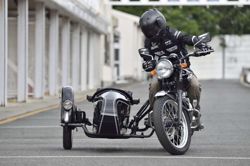 バイクの後ろは怖いけど、ウラルの横なら乗れるかも！ブラピも乗ってるし！セクシーお姉さんも乗ってる ？ し！ - LAWRENCE - E-RIDE xLIFESTYLE + α