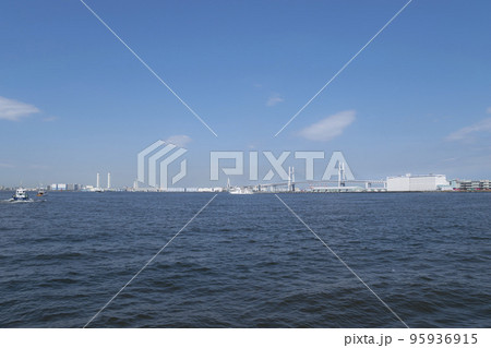 高さ126m レインボーブリッジの一番上からの眺め！日替わりライトアップも ▶東京ベイエリアと都心部をつなぐレインボーブリッジが8月26日、開通30周年を迎えたことを記念し、主塔の上に登れる特別ツアーが行われました。倍率73倍の応募の中から選ばれた24人が参加。滞在時間わずか10分ほど。普段立ち入れない場所からみた絶景とは？さらに19日夜から毎日、違う色に光り、開通30周年当日の26日と翌27日