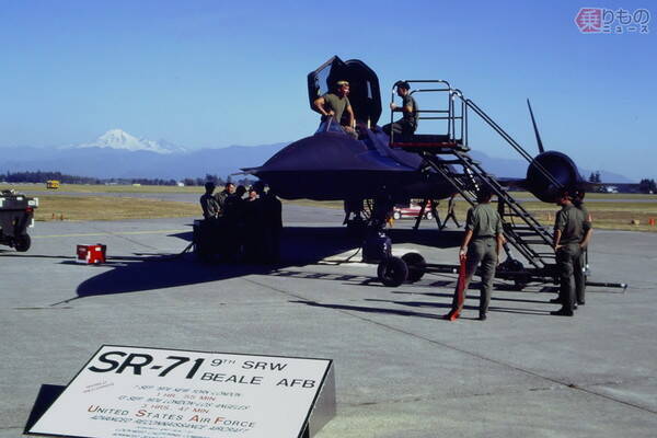 黒い飛行機”待望の機内WiFiは国内最速 写真特集・スターフライヤーA320neo初号機