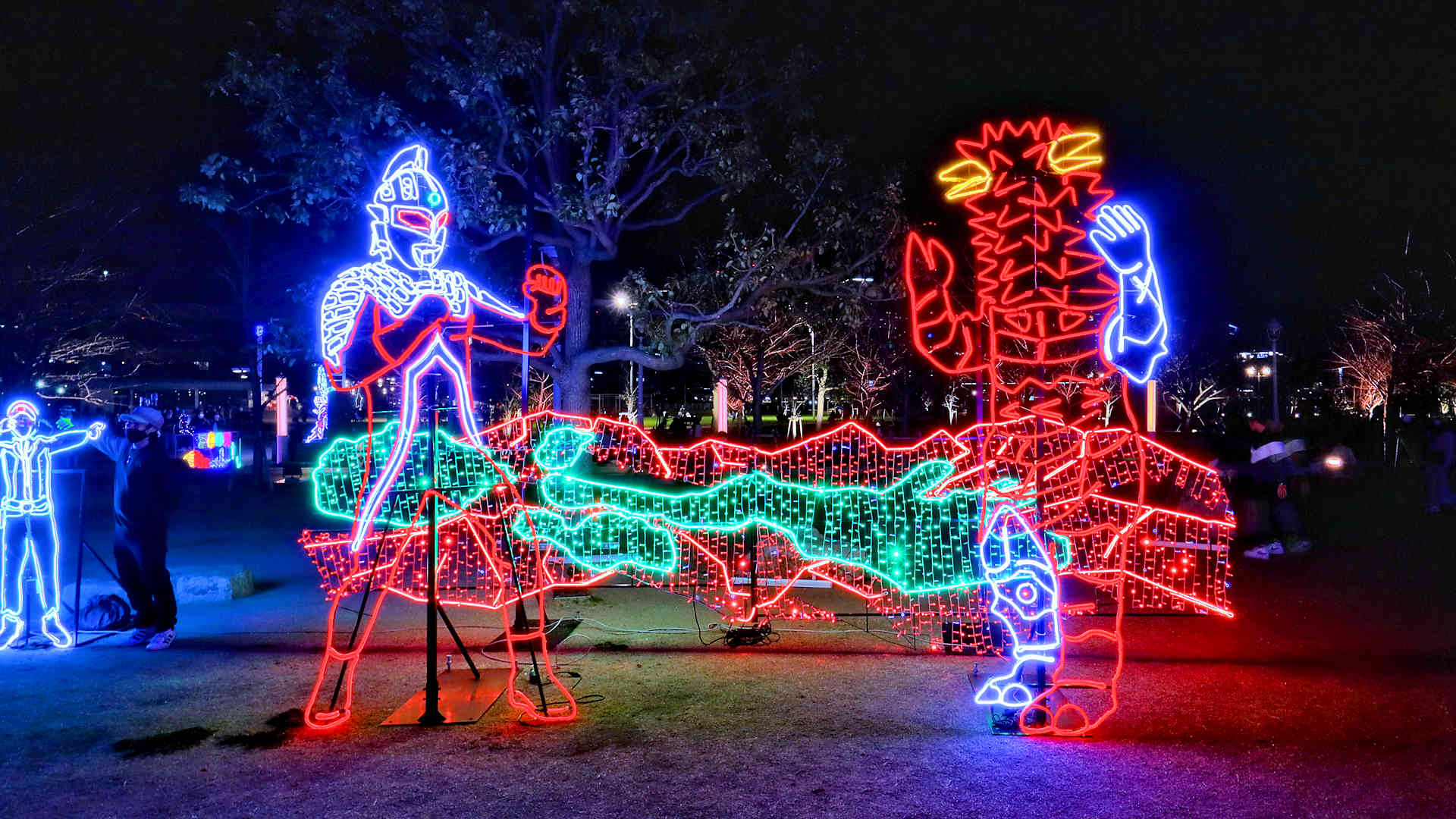 神戸メリケンパークで「神戸イルミナージュ ドローンライトショー」開催 神戸初のドローンショーで夜空に歓声が響く！ - こべるん ～変化していく神戸～