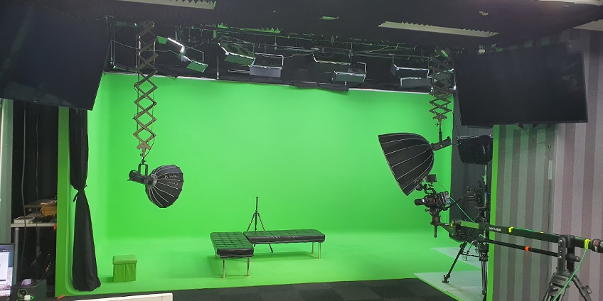 約100坪、高さ7.5mの大型スタジオ。 撮影スタジオとして抜群の使い勝手！床材をリノリウムとしているため、ダンスや演劇の練習場にも最適