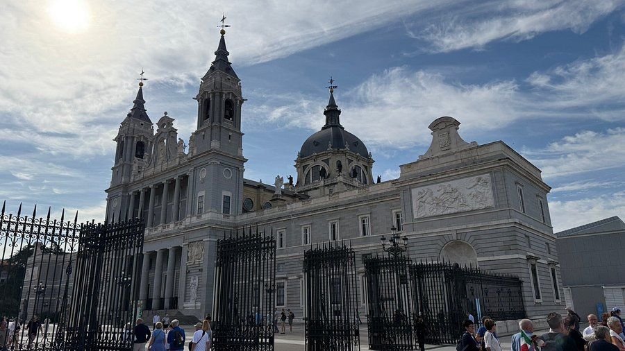 アルムデナ大聖堂 Catedral de Santa María la Real de la AlmudenaOlé España