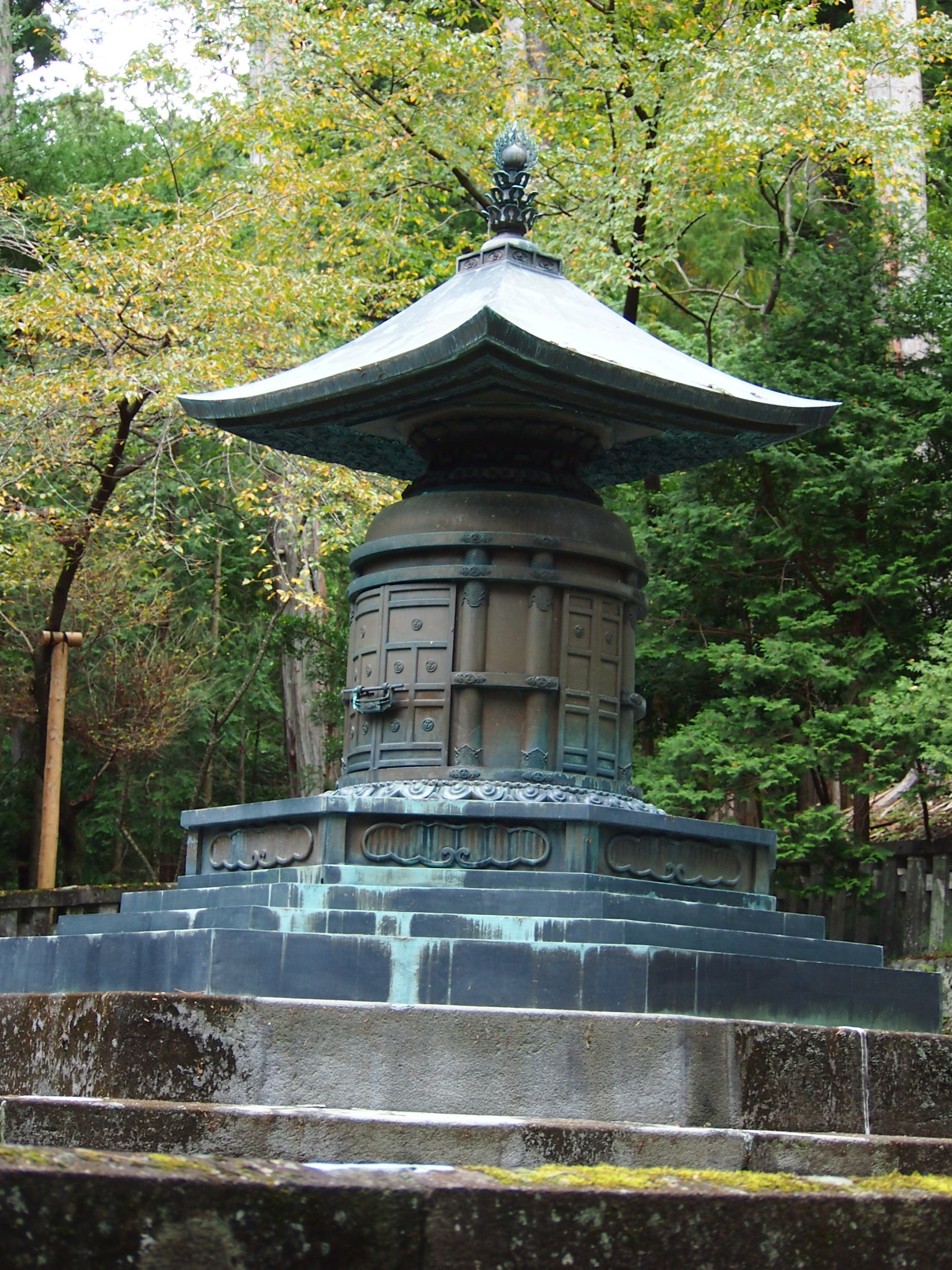 日光東照宮の徳川埋蔵金について -有名な都市伝説、日光東照宮の徳川家康の墓-OKWAVE