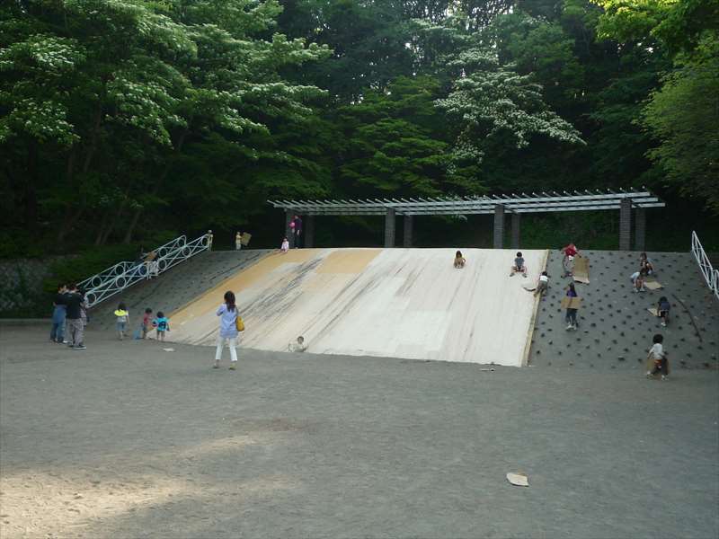神奈川県 三ツ池公園には巨大ロング滑り台に複合型滑り台遊具で遊べる！駐車場は冬の平日のみ無料 - 子供の遊び場情報サイトキッズサイト