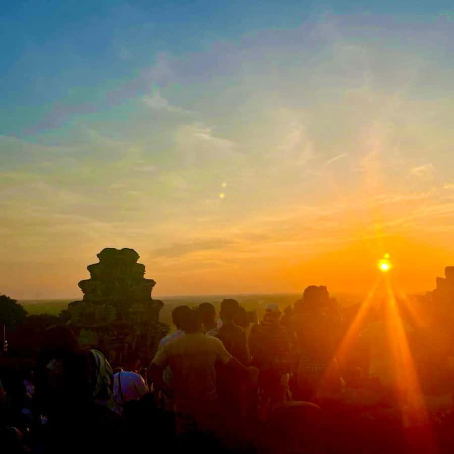 雨季は乾季よりも空気が澄んでおり、朝日の美しさが格別です。 特に世界遺産アンコールワットからの朝日は圧巻です！ 日の出は世界中で見られますが、 アンコールワットは特別な場所で、ぜひ訪れてほしい場所です。朝日夕日アンコールワット朝日アンコールワット