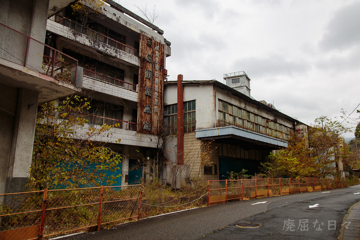 スーツ現在いる場所は秘密にしているので、目撃した方はご協力ください。on X: 