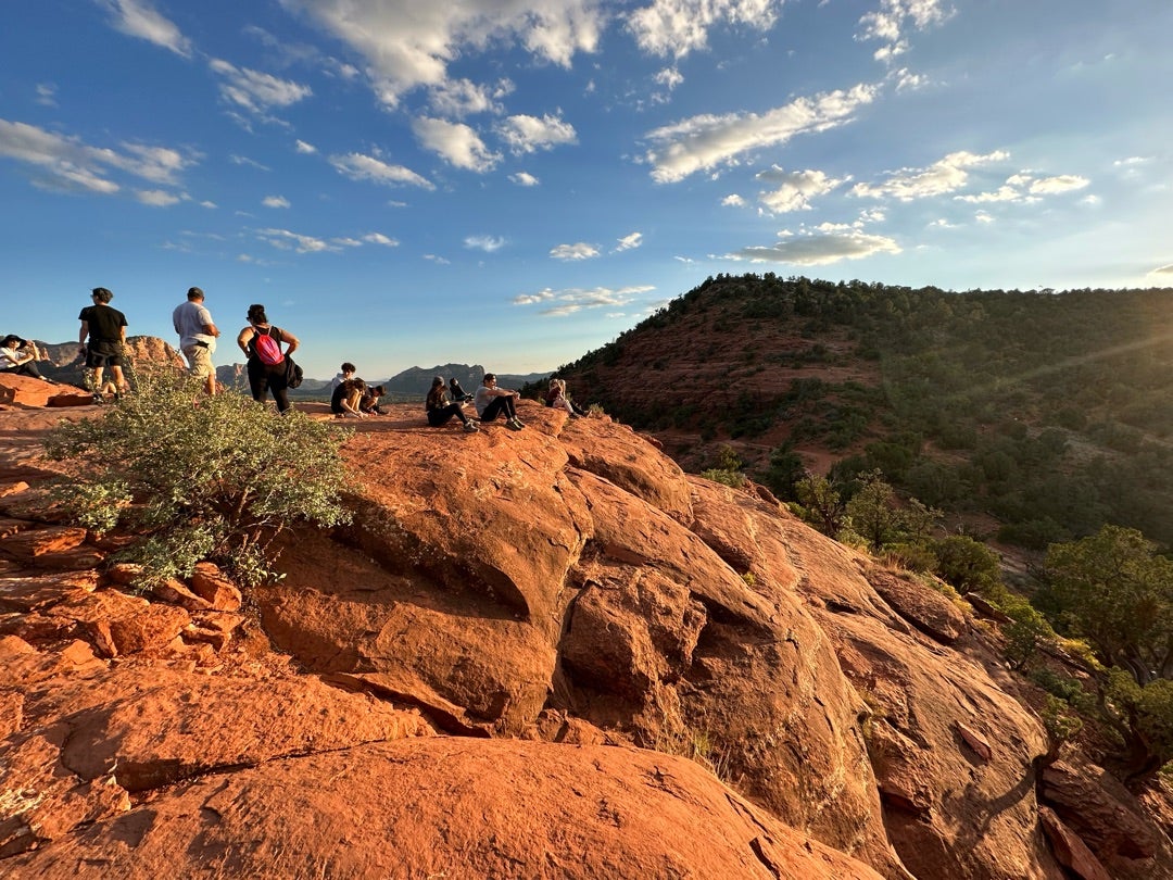 セドナの夕日を見に来ました🏜 夕日が綺麗にみえるスポット「エアポートメサ」という所へ登りました。 赤い赤い岩壁が夕日に照らされてとても綺麗に見えました😍この大自然に全く目が慣れなくて、板に絵が描かれてあるだけにも思えてしまう 😆セドナアメリカ