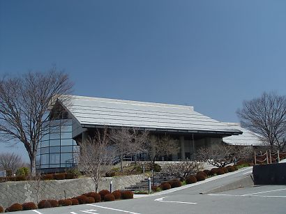 4月6日8時55分現在、博物館正面の駐車場はほぼ満車となっております。誘導員の指示に従って、博物館裏手の臨時駐車場をご利用ください。ご協力をお願いいたします。釈迦堂遺跡博物館