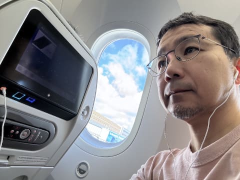 AirPodsで映画、観れるじゃん。飛行機の機内モニタの音をワイヤレスイヤホンで聴けるようになるアイテム｢AirFly Pro｣ギズモード・ジャパン
