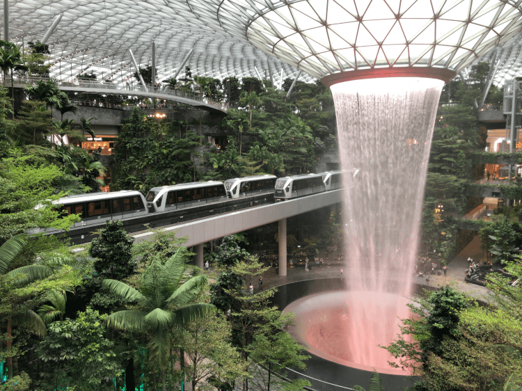 シンガポール・チャンギ空港「ジュエル」の屋内滝！時間・行き方に注意 街画コム