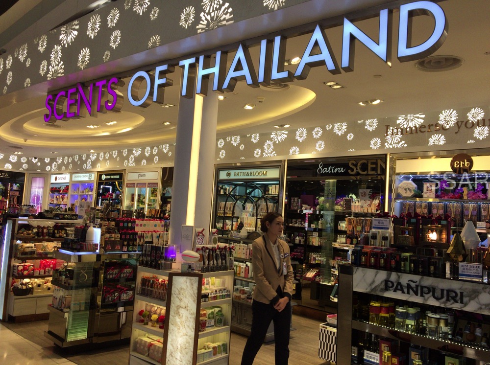 タイのスワンナプーム国際空港✈️Suvarnabhumi International Airportで売られているトゥクトゥクチョコです🛺🍫訪れるたびに毎回買っているほど 甘さが程よいナッツ入りチョコレート💕 お土産にもおすすめ‼︎ぜひ見かけたら買ってみて下さい。300バーツで買えます