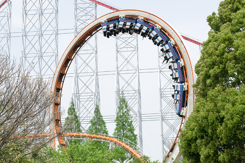 ナガシマの絶叫マシン「白鯨」の内部に潜入 世界中のジェットコースターを知る男が迫る「造形美」まいどなニュース