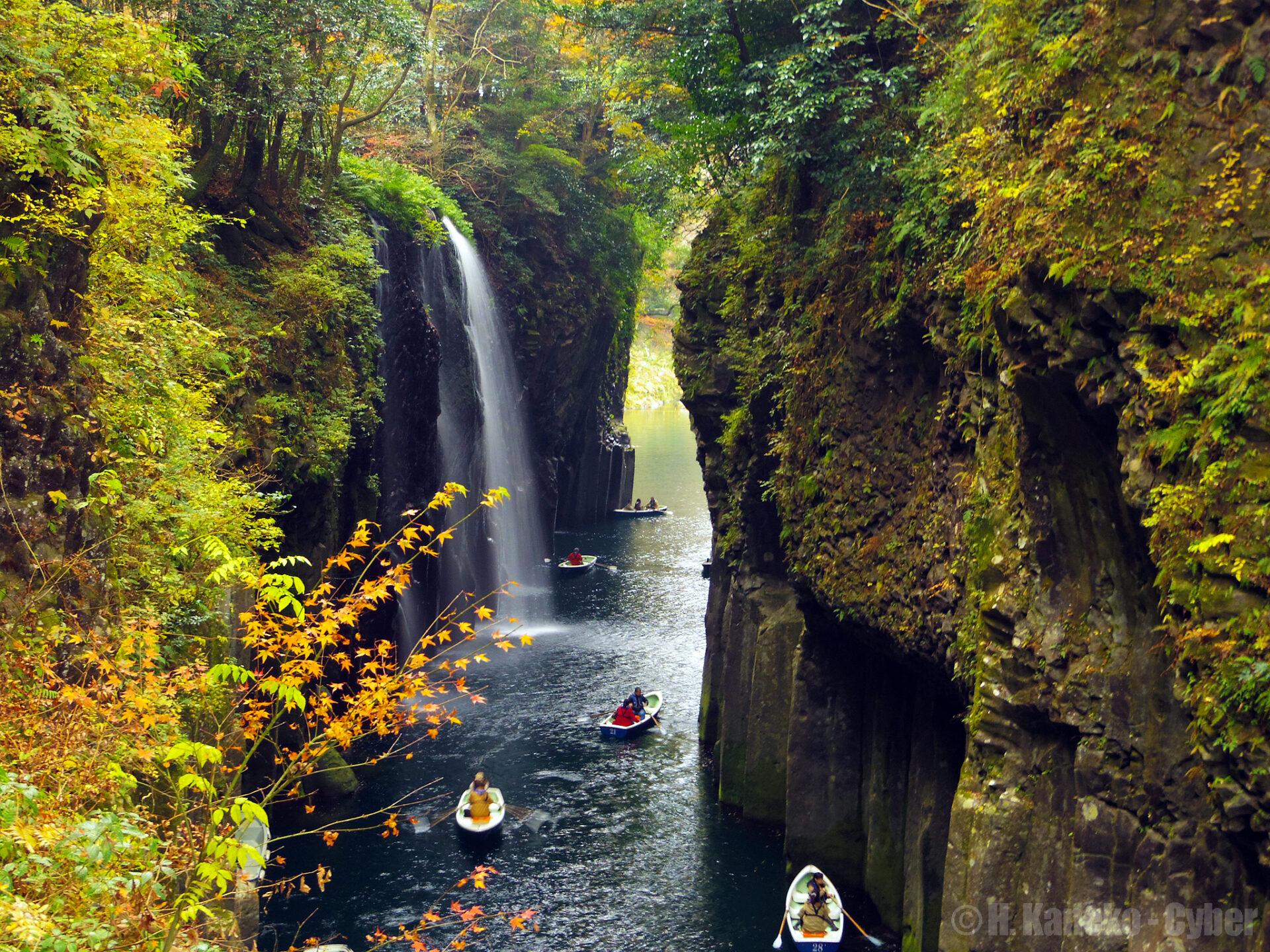 高千穂峡🚣, 予報は雨だったからもしかしたら行けないかも , と思ってたんだけど見事に晴れた🌞,ボートに乗って自然に囲まれて見る滝、ほんっとうに綺麗で素敵だった🍃, あの景色、一生忘れられないな🥺, 宮崎旅行での一番の思い出になった❣️,私は事前予約したけど、当日予約は午前中の段階で4時間待ちになってた〜大人気🫣, 宮崎行ったらぜひ行ってほしい！！！, ., ., ., ., .,高千穂峡