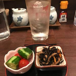 文化洋食店の系列店、千種駅近くの居酒屋文はご存じでしょうか？ 本物の古民家を改装しているので、ガチの古民家居酒屋。 千種駅 から徒歩3分という好立地にありながら繁華街から少し離れたところにあるので、落ち着いて飲める隠れ家居酒屋です。 そんな居酒屋文では10月