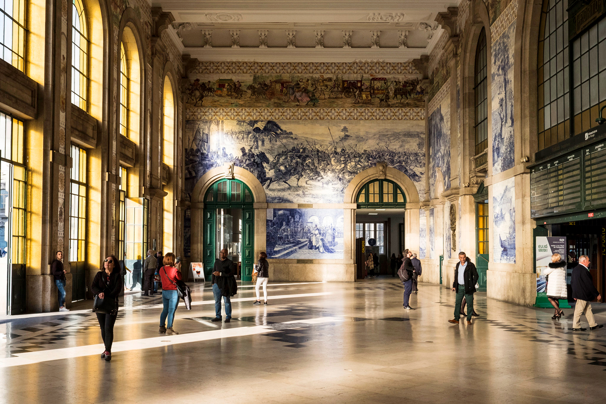 ポルト市中心の世界遺産 サン・ベント駅でタイル壁の美しいアズレージョ をじっくり観賞します。』ポルト ポルトガル の旅行記・ブログ byムッシュさん フォートラベル