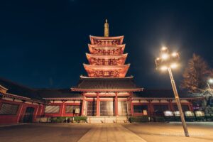 ライトアップされた夜の浅草寺みて思う 来年はどうなるのかな日々変わりゆく街並み 日々お付き合いある方との別れ 時代の流れに逆らえないもどかしさ少し心が痛い、今日このごろ浅草浅草寺ライトアップ