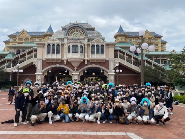 修学旅行 3日目 ディズニーシーへ！ ディズニーグッズに身を包み1日夢の国を大満喫しました。お目当てのアトラクションに大興奮の人、数種類のポップコーンを制覇しようとする人、隠れミッキーを見つけて大喜びの人、キャストの方とおしゃべりを楽しむ人、みんな思い思い