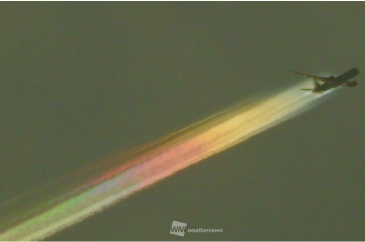朝日で虹色に染まった飛行機雲、2020年10月 - こつなぎの写真ノート
