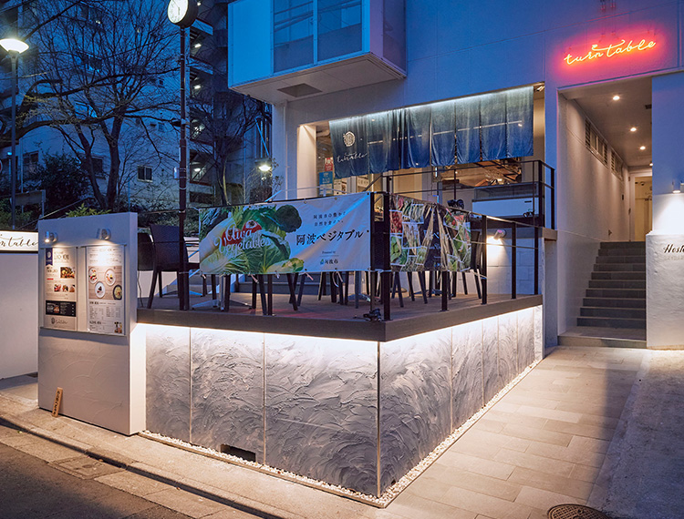 RURU SHIBUYA@ruru_shibuya 鎌倉で人気のカフェが2024年12月20日に渋谷に上陸。 枯山水ならぬ、濡山水🩵⭐︎庭園チーズケーキ ・溶岩石🪨→私 ・黒苔🪨→妹 ・お抹茶ラテ→妹 ・ほうじ茶ラテ→私 冷たいお抹茶ラテとほうじ茶ラテは目の前で注いでくれる♪めちゃ