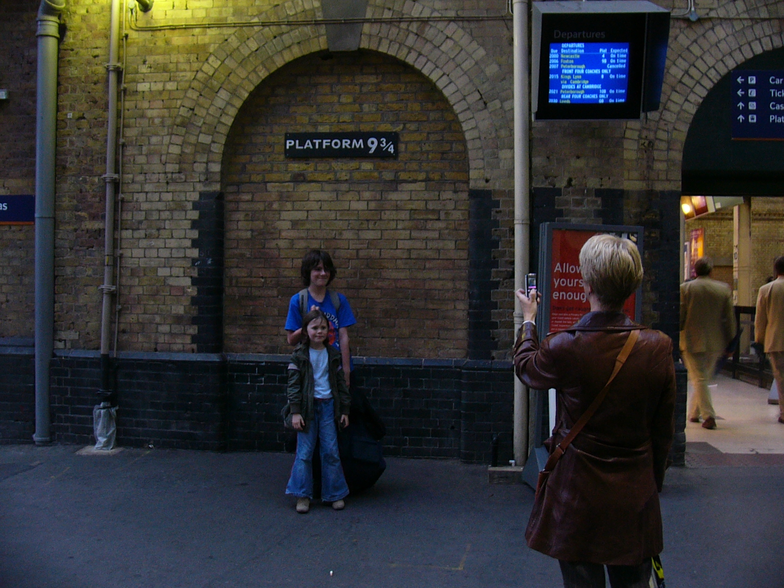 プラットフォーム9¾、無事通過しました🚂✨壁をすり抜ける瞬間、通行人に変な目で見られたけど、ハリーならどうするか考えた結果こうなった。2023年の冬ロンドン旅キングスクロス駅9と4 分の3番線マグルのフリして魔法使いホグワーツ入学決定ハリーポッター