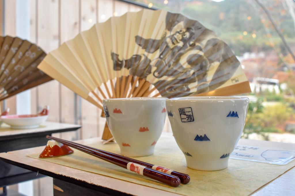 富士桜工房の直営ショップが「富士大石ハナテラス」にオープン！山梨ハタオリ産地の今を伝える ハタオリマチのハタ印