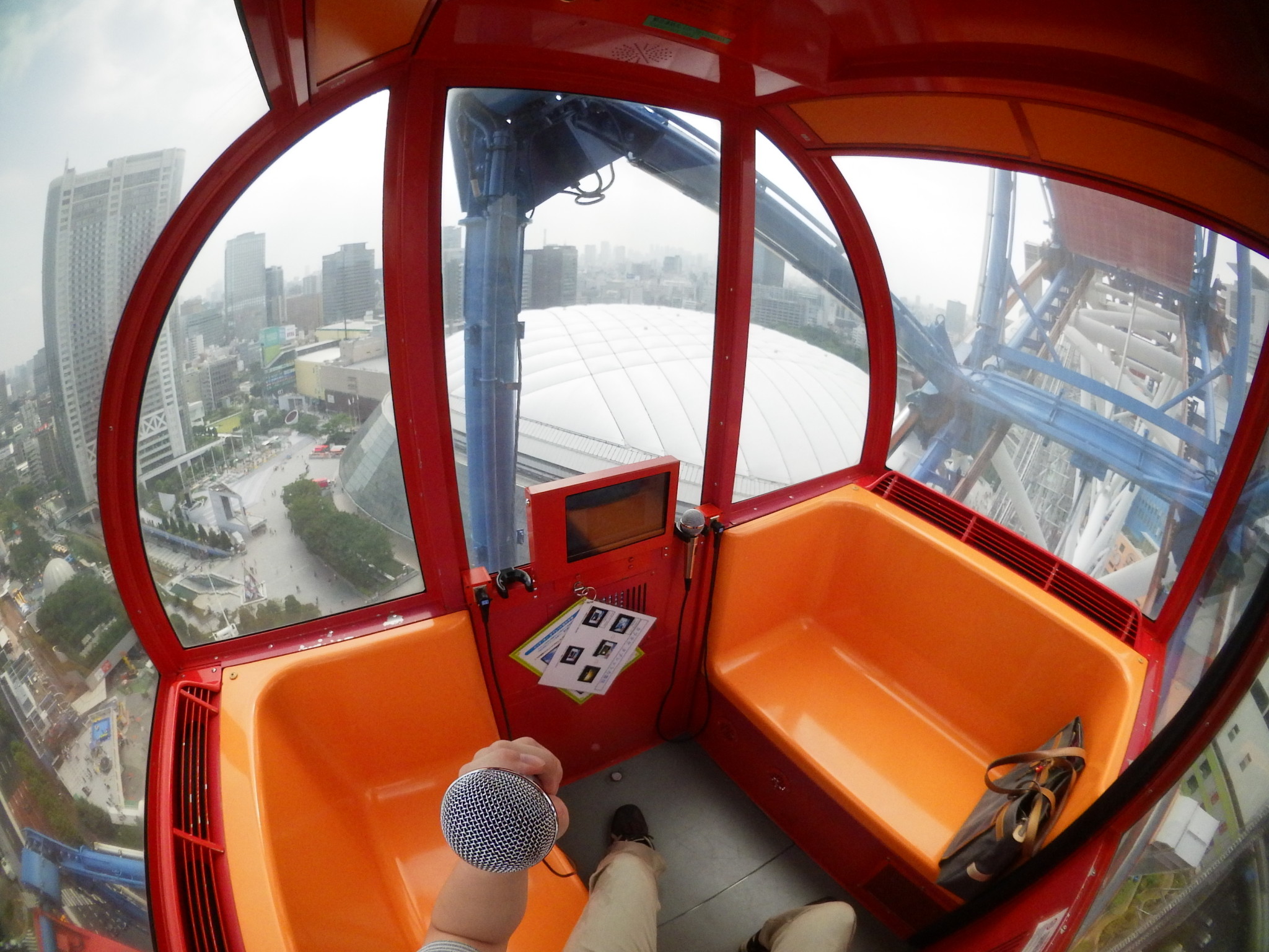 カラオケならぬ「空オケ」できる観覧車 地上123ｍで床スケスケ 絶叫？絶唱？まいどなニュース